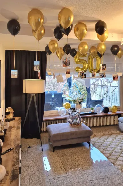 Golden Milestone Balloon Décor